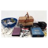 Mixed group, beverage bucket, glasses, swans,