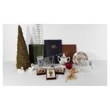 Mixed group, Hummel wall plaques,across pen,