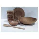 Wooden kitchenwares group, includes bowls, spoon,