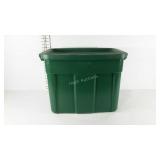 Rubbermaid Roughneck Storage tote with lid. 18