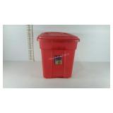 Rubbermaid 20 gallon tote with lid.