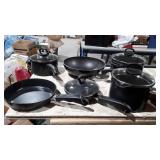 Kitchenware: 6 pieces of weaver pots and pans,