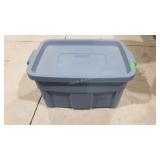 Rubbermaid roughneck storage tote