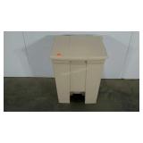 Rubbermaid step lid trash can, uses poly liner