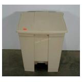 Rubbermaid step lid trash can, uses polyliner