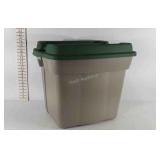 Rubbermaid 22 gallon Roughtote with lid