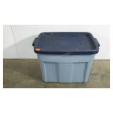 Rubbermaid Roughneck tote with lid, 22 x 16 x 17
