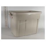 Rubbermaid Roughneck 18 gallon tote with lid