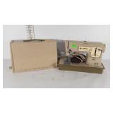 Singer sewing machine with case, zig zag model