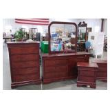 Dresser with mirror, chest of drawers and