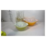 Kitchenware, lemonade pitcher and two Pyrex bowls