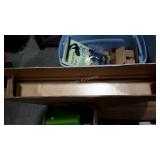 Skid lot : glassware, drawers, shoes, costume,