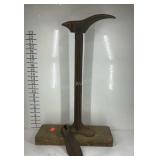 Cast iron cobbler shoe stand with two shoe forms