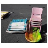 2 beach chairs, 4 plastic Kid