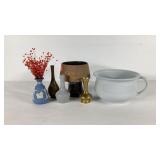 Ironstone chamber pot, Wedgewood vase, pottery &