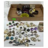 Jewelry, assortment of earrings, brooches,