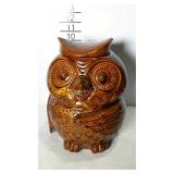 Cookie jar with lid in the shape of an owl.