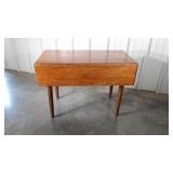 Drop leaf Table. Turned decor legs, 20" wide
