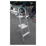 Folding step ladder