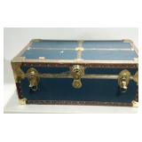 Storage trunk with interior tray. No key. Blue