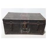 Green storage trunk, is missing hinge