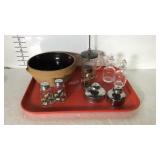 Kitchenware lot with salt and pepper shakers,