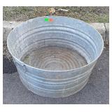 Galvanized wash tub, 22" in diameter