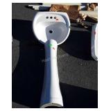 Pedestal sink, 18"
