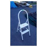 Folding step ladder