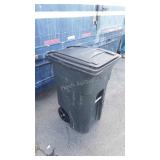 Poly trashcan, does have lid, toter brand