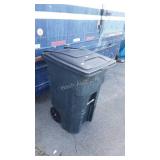 Poly trashcan, does have lid, toter brand