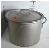 A large aluminum boiling pot