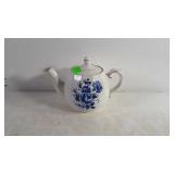 Vintage ceramic tea pot made in England.