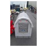 Poly dog house, it is insulated