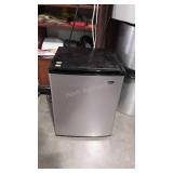 Sanyo floor fridge, Note we have it plugged in