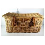 Picnic hamper basket with leather straps
