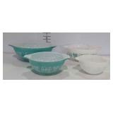Nest of 4 Pyrex bowls, 2 mixed colors, design