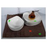 Kitchen wares lot: 8 place mats,  8 plates, 4