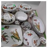 16 pieces from the Royal Worcester Evesham Set.