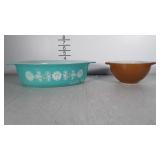 2 Pyrex dishes. Both in nice shape. Blue is 2.5