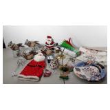 Christmas lot: table covers, snowman plate, pipe