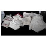 Textile lot: cloth napkins & table covers.