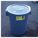Rubbermaid poly trashcan with lid