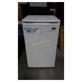 Avanti Dorm room type Refrigerator with small
