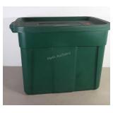 Rubbermaid Roughneck storage tote with lid