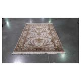 Area Rug. Wool pile 4x5.10ft. Hand knotted in