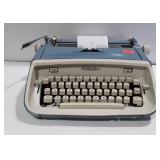 Royal Safari manual typewriter,  needs oiling to