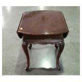 Single drop leaf end table. 21"×26"×22" & 32"