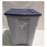 Rubbermaid 20 Gal. Tote, w/ Lid