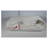 Textiles, Full/Queen quilted bedspread, machine